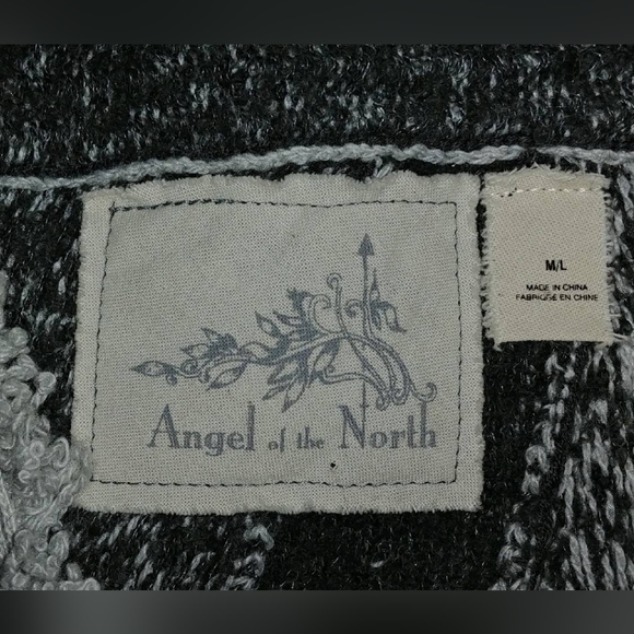 Angel of the North knit sweater. - Picture 5 of 7